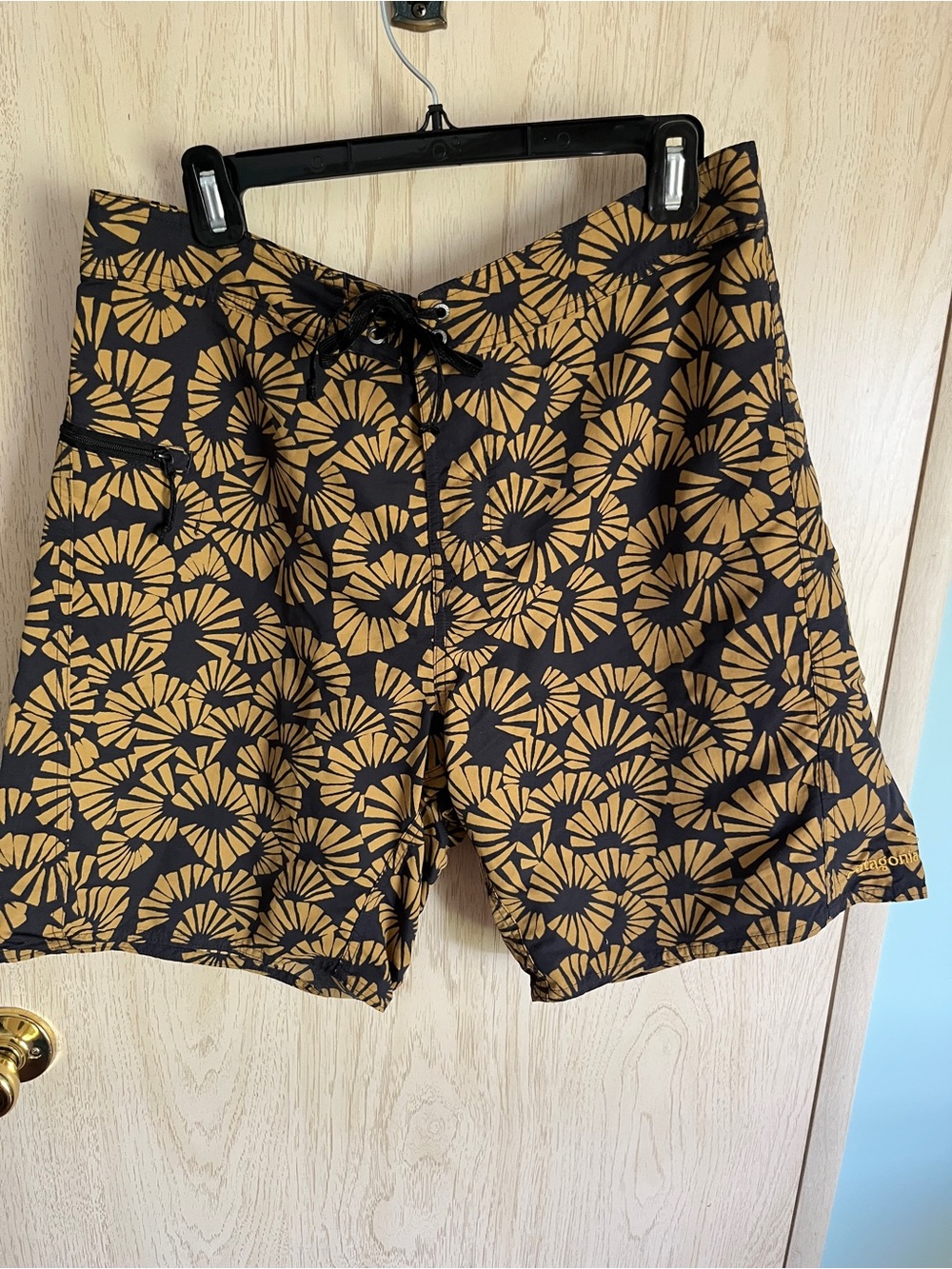 Patagonia Wavefarer mens black yellow floral print swim trunks board shorts 36